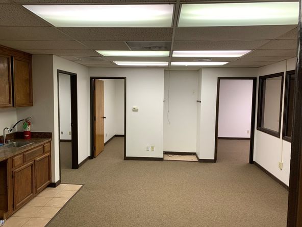 Full Service Gross General/Professional Suites | Fully Remodeled!: 2377 W Shaw Ave, Fresno, CA 93711